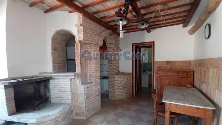 Soggiorno con camino e cucinotto